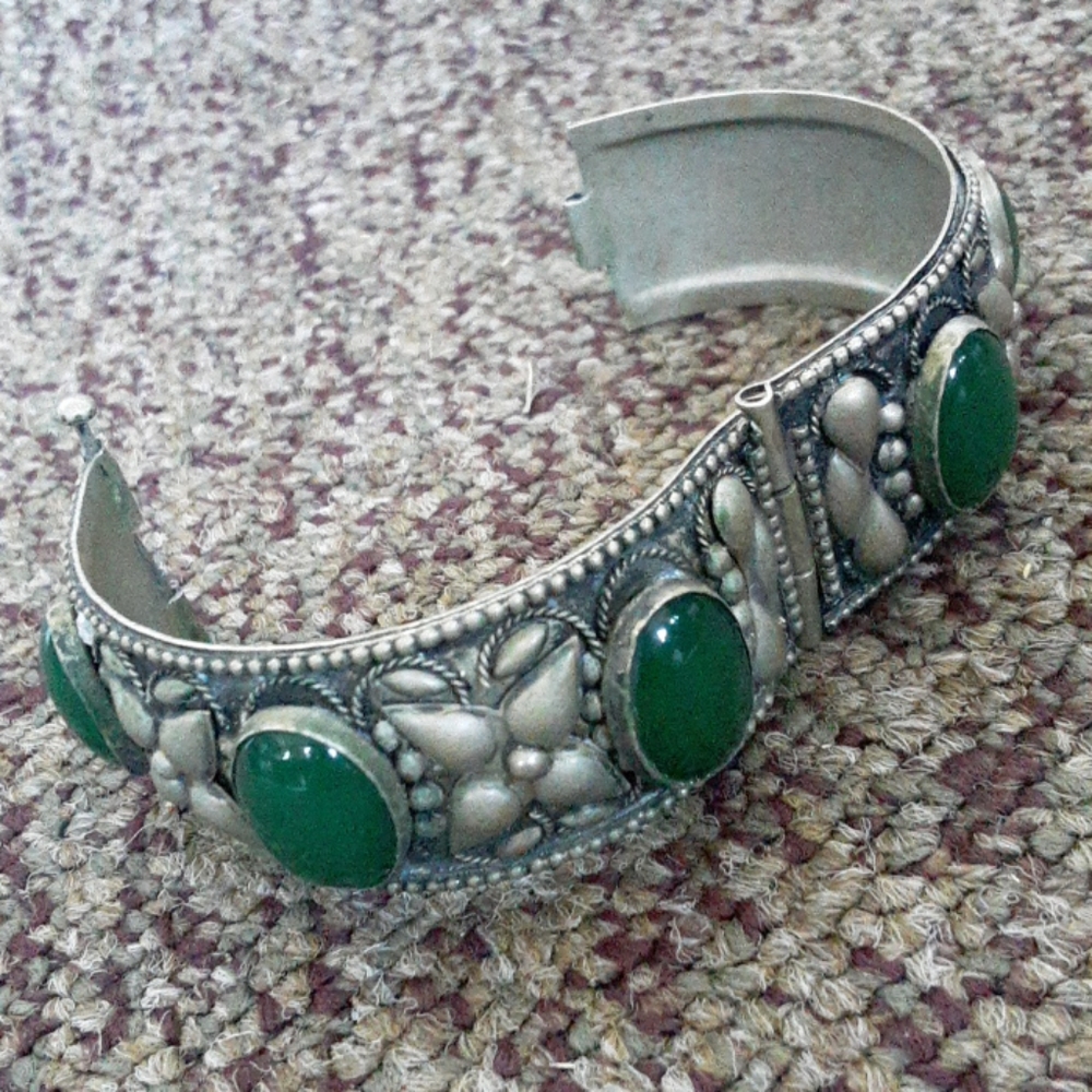 Vintage Sterling,Green-Jade Hinged Bracelet with Raised Tear-drop Patterns
